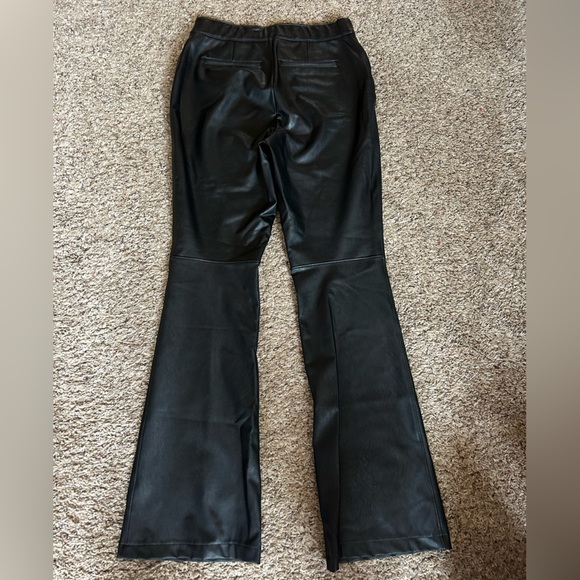 Spanx flare leather pants
Size large - Picture 2 of 3